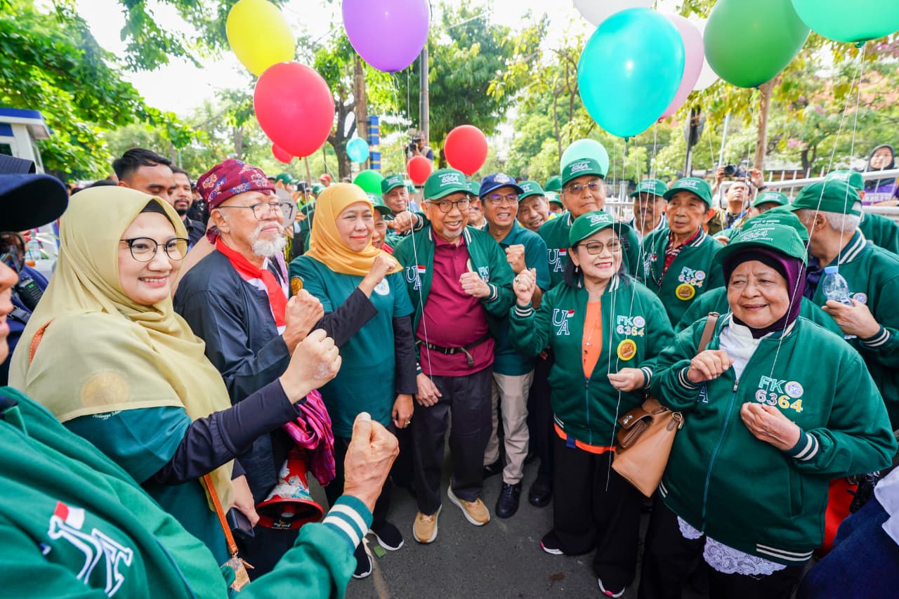 Parade Defile Dies Natalis UNAIR, Gubernur Khofifah: Perjalanan 112 Tahun Pendidikan Dokter Harus Jadi Energi Perubahan Bangsa