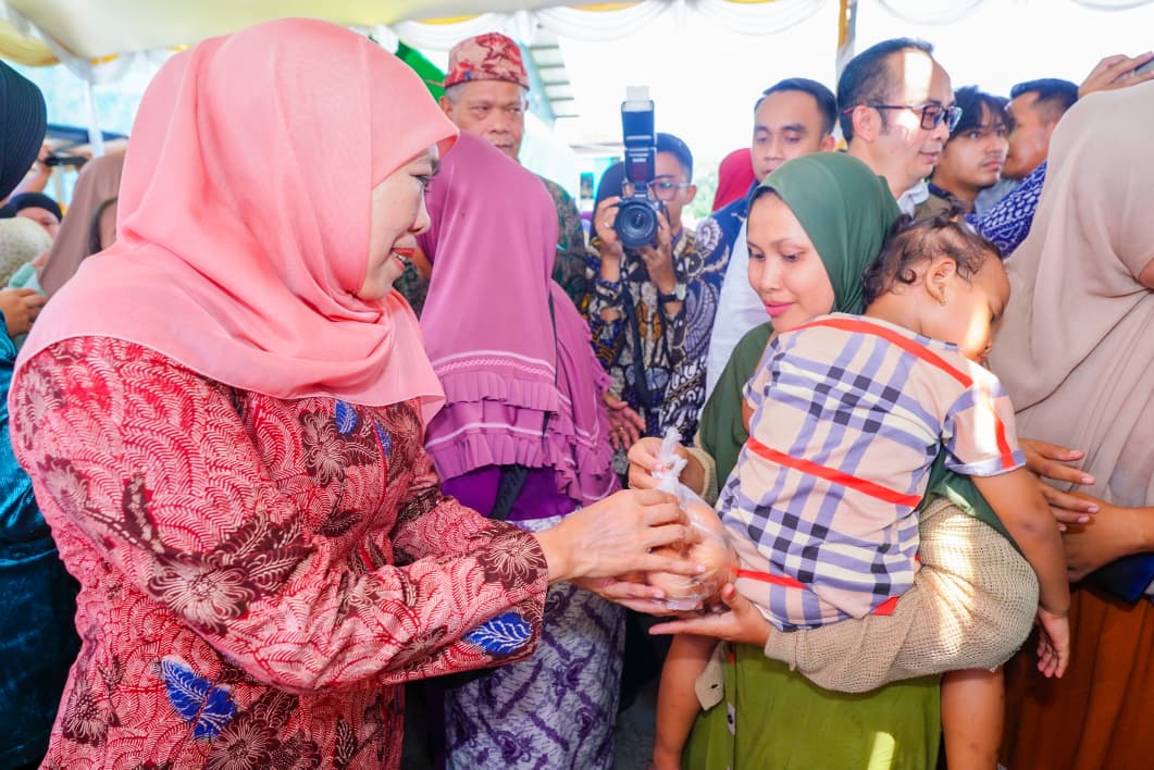 Gubernur Khofifah Maksimalkan Penjangkauan Sembako Murah, Masyarakat Bangkalan Antusias Menyambut Program Pemprov Jatim