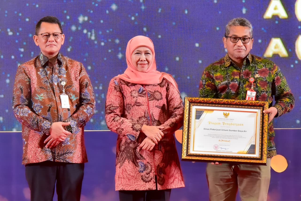 Gubernur Khofifah Tekankan Budaya Kerja BerAKHLAK Saat Penyerahan Penghargaan Layanan Publik dan Akuntabilitas Kinerja 2025