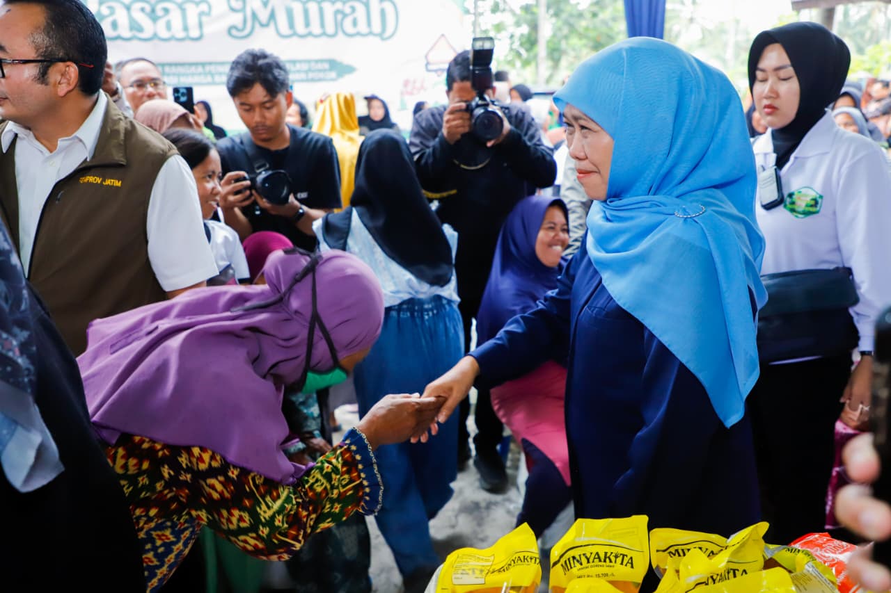 Gubernur Khofifah Hadirkan Pasar Murah ke-290 di Candipuro Lumajang, Intervensi Harga Sembako Hingga Ramadhan