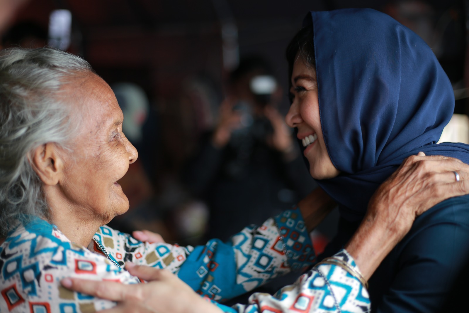 Pelukan di Tengah Bencana: Perjuangan Nenek Siti Hadapi Banjir Aceh