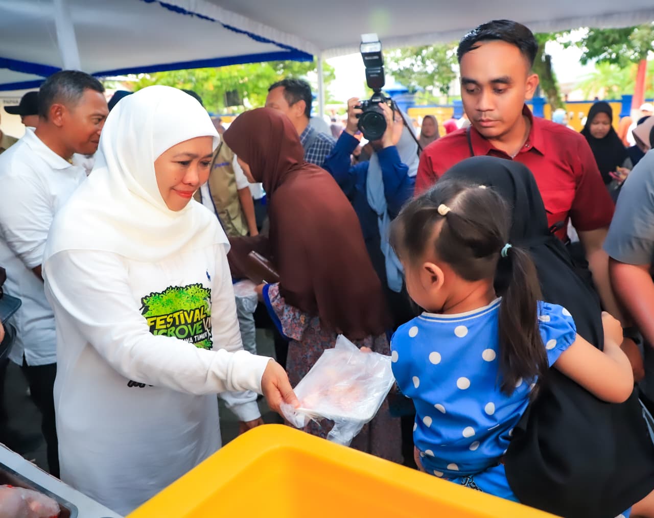 Gubernur Khofifah Gelar Pasar Murah di Kelurahan Ploso Pacitan, Jaga Inflasi & Pastikan Harga Bahan Pokok Stabil Jelang Nataru