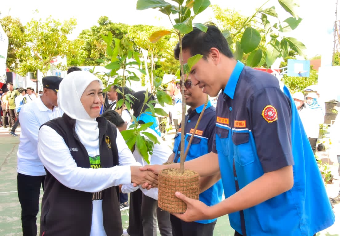 Sinergi Sosial di HKSN 2025, Gubernur Khofifah Ajak Pilar Sosial dan Forkopimda Rawat Ibu Pertiwi Lewat Tanam Siram