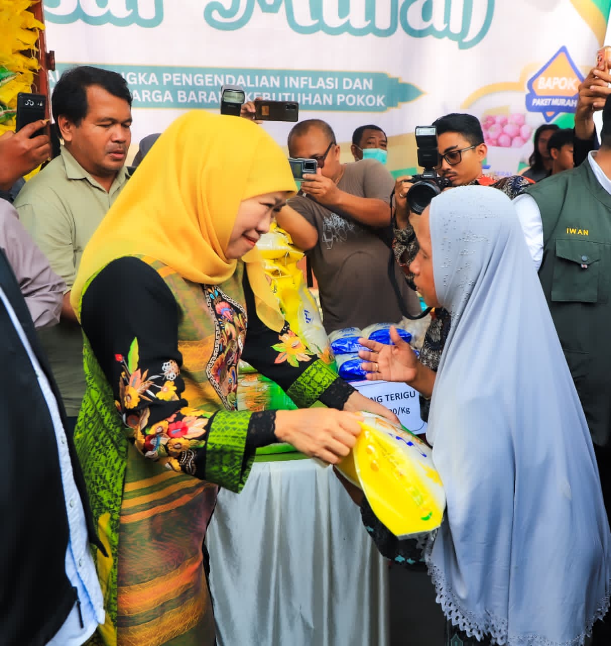 Nataru Tanpa Beban Inflasi, Gubernur Khofifah Gelar Pasar Murah di Simokerto Surabaya, Pastikan Harga Sembako Stabil dan Stok Aman