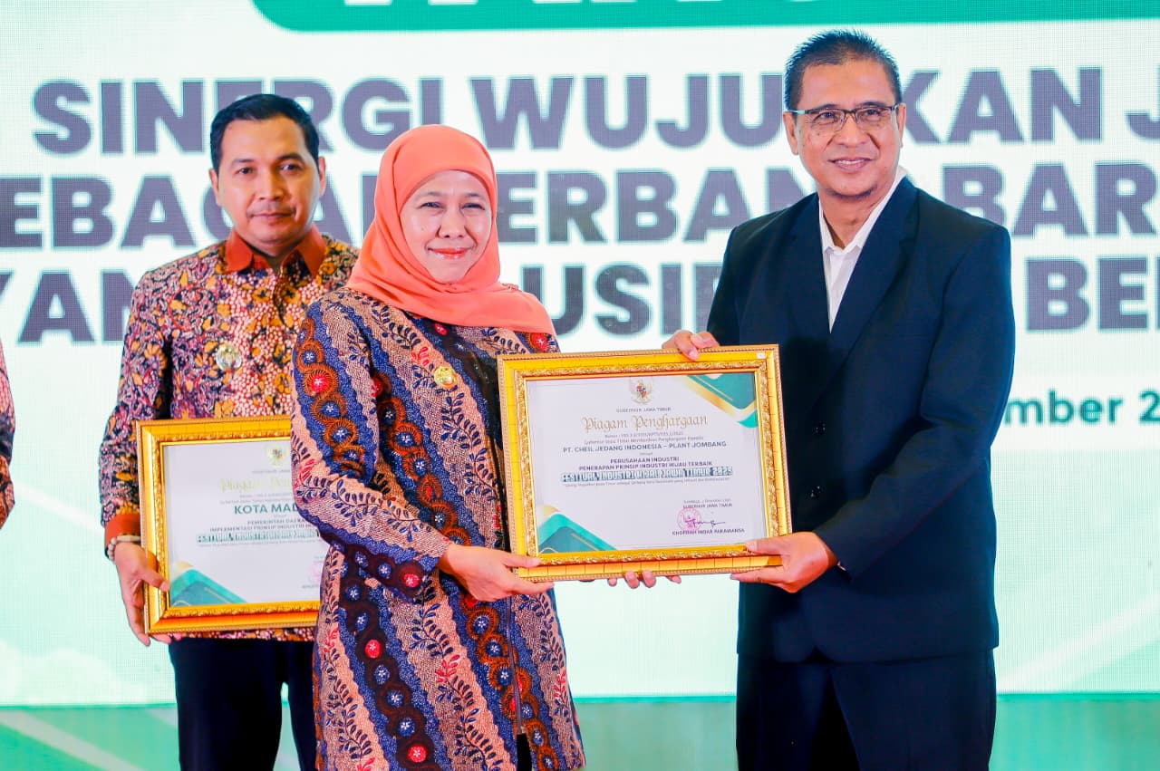 Gubernur Khofifah Kukuhkan 51 Anggota Forum Industri Hijau, Tegaskan Pentingnya Kolaborasi Menuju Blue Industry