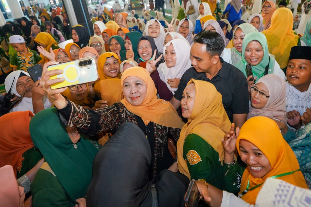 Doa Bersama di Masjid Nasional Al-Akbar, Gubernur Khofifah Apresiasi Ribuan Guru TPQ dan Ulama-Umara’ sebagai Pilar Kekuatan Dunia-Akhirat Jatim