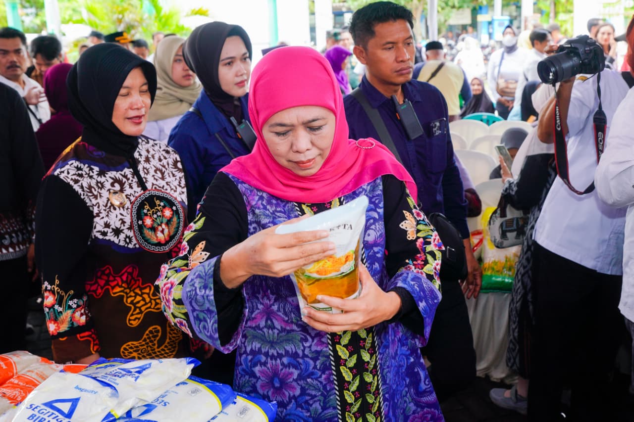 Gubernur Khofifah Tegaskan Pasar Murah Bukan Kompetitor Pasar Tradisional, Tapi Upaya Stabilisasi Harga