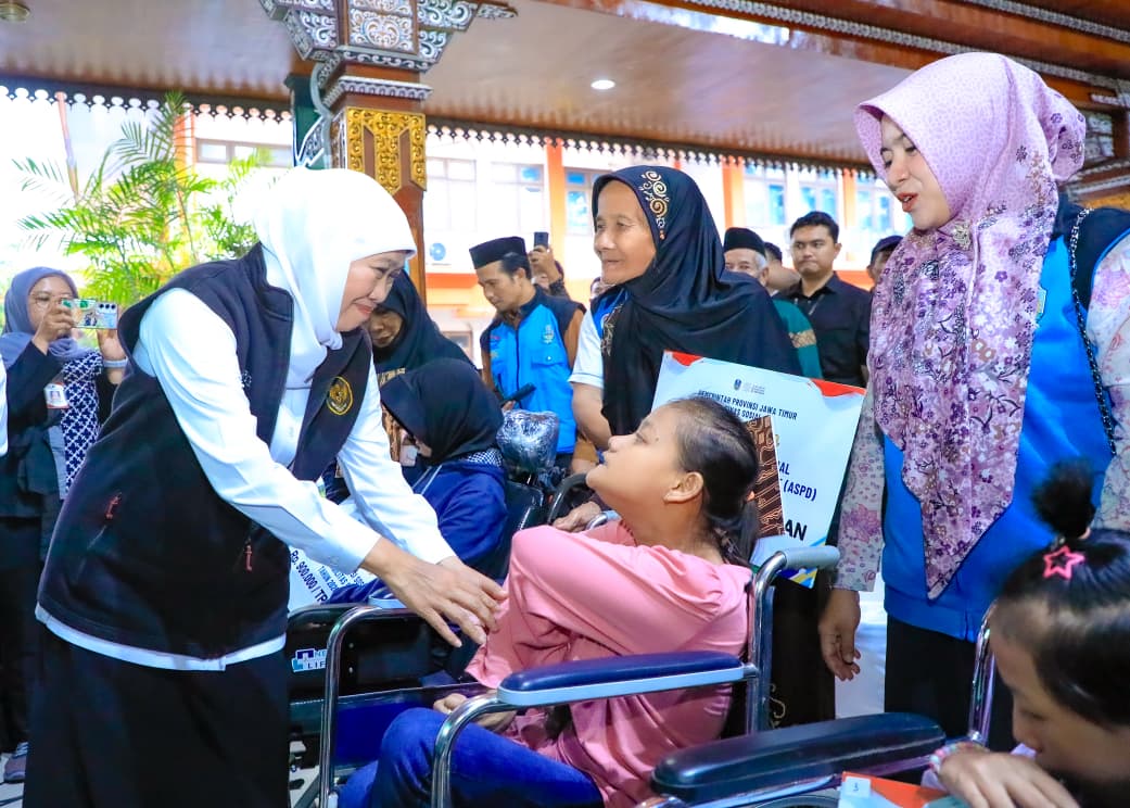 Gubernur Khofifah Serahkan Bantuan Keuangan untuk Penguatan Infrastruktur dan Ketahanan Desa di Mojokerto