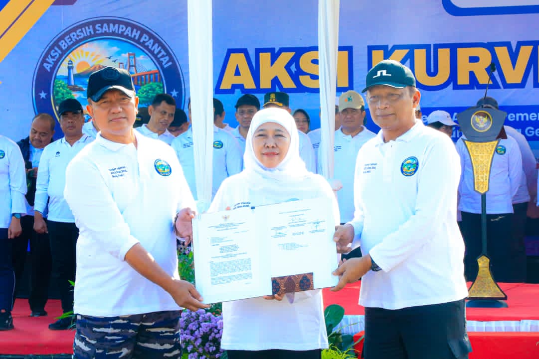 Gubernur Khofifah Gerakkan TNI–Polri, Pemda dan Masyarakat Bersihkan 2,7 Ton Sampah di Pantai Tambak Wedi