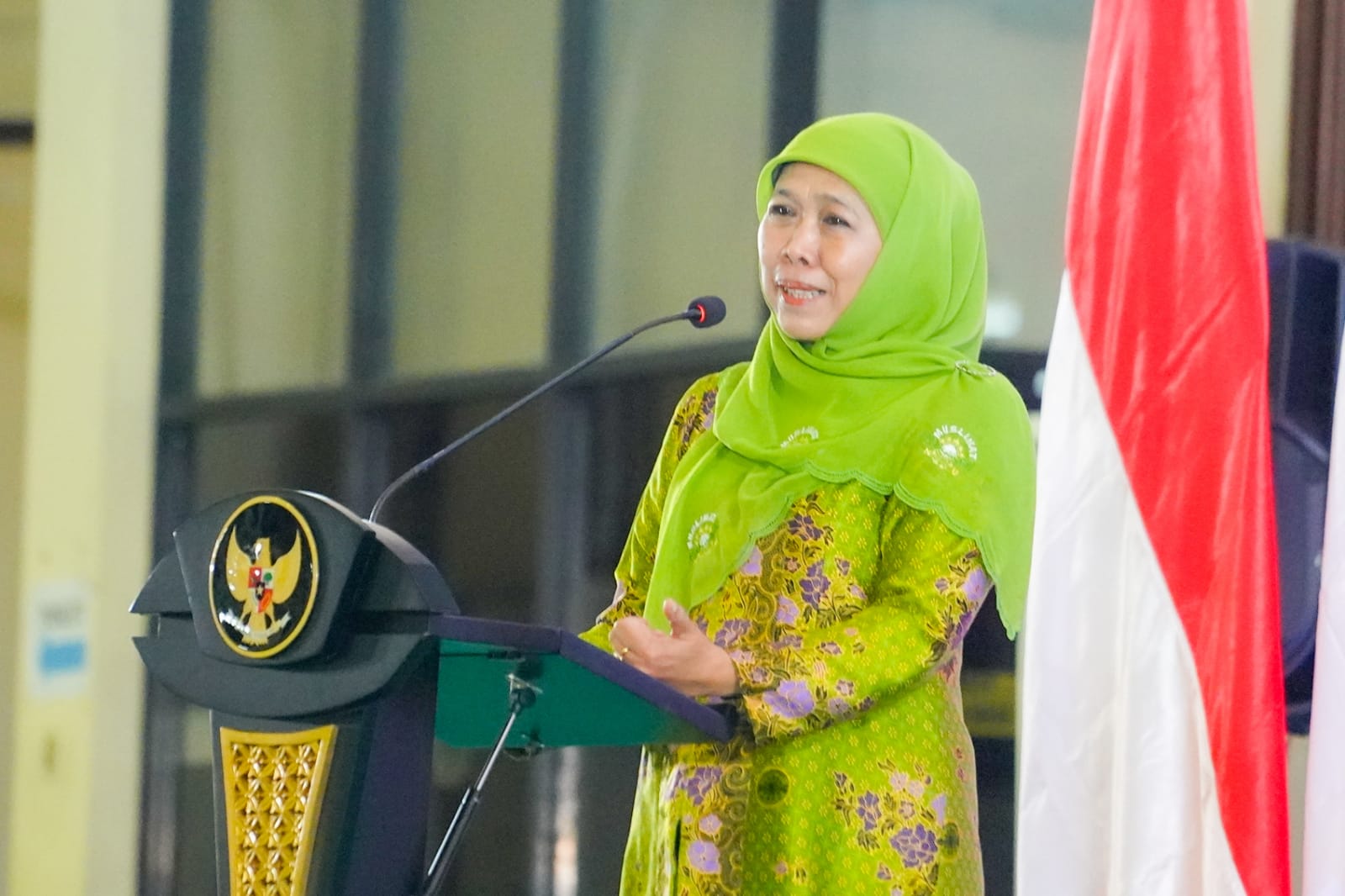 Khofifah Kukuhkan Paralegal Bersertifikat BPHN, Komitmen Bangun Stabilitas Hukum dari Desa
