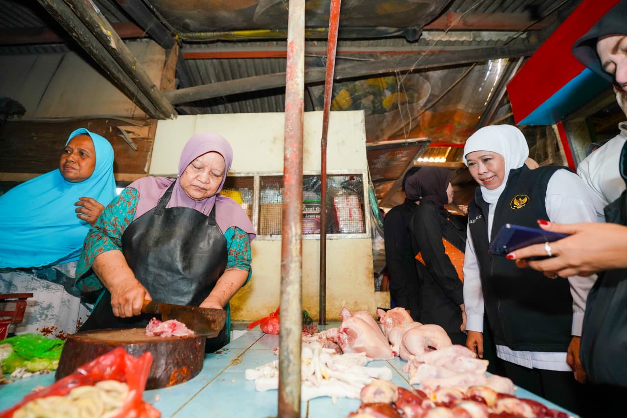Gubernur Khofifah Turun Langsung Pantau Harga, Pastikan MinyaKita dan Telur Segera Ditambah