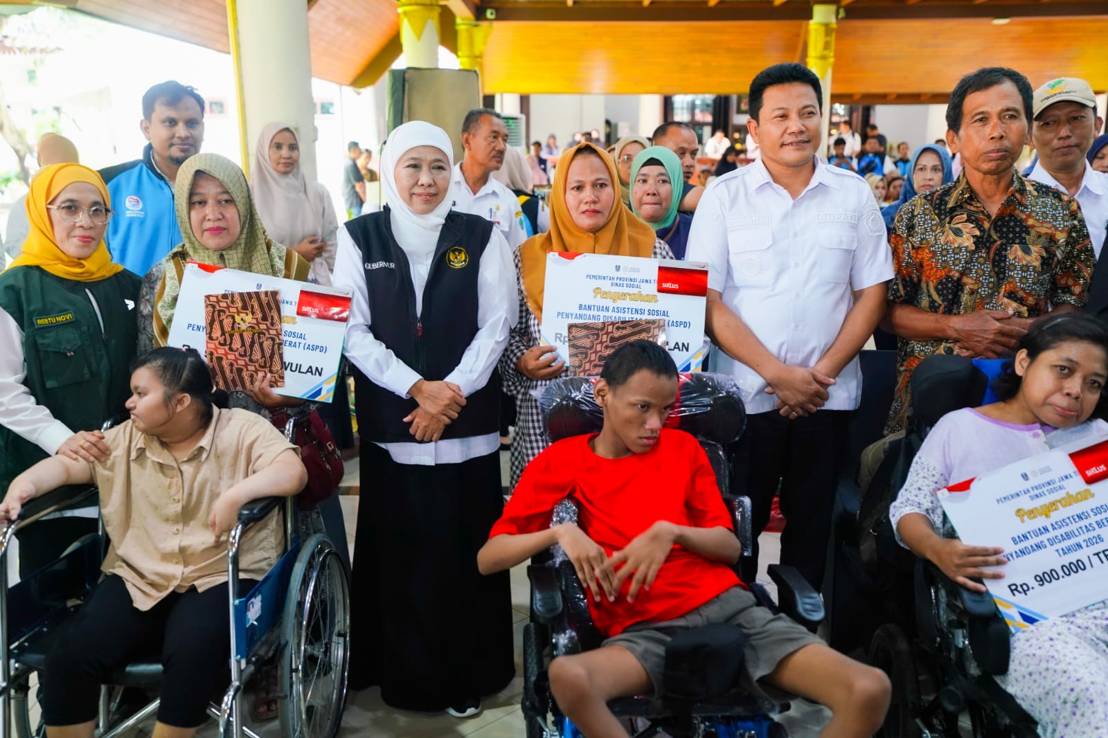 Gubernur Khofifah Salurkan PKH Plus dan ASPD, Bantalan Sosial Dipercepat Sebelum 1 Maret