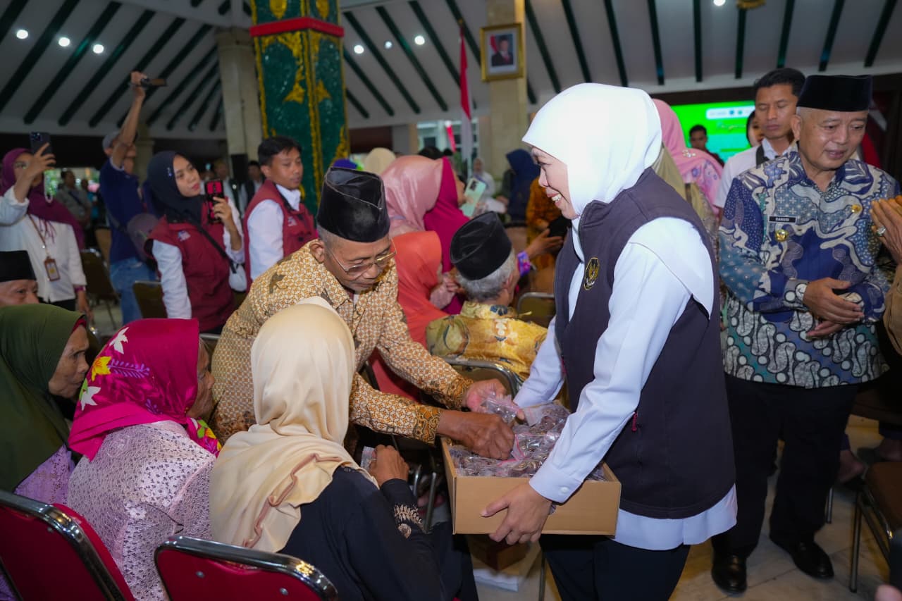 Bansos Rp7,05 Miliar Digelontorkan, Gubernur Khofifah Pastikan Perlindungan Sosial Berkelanjutan di Malang
