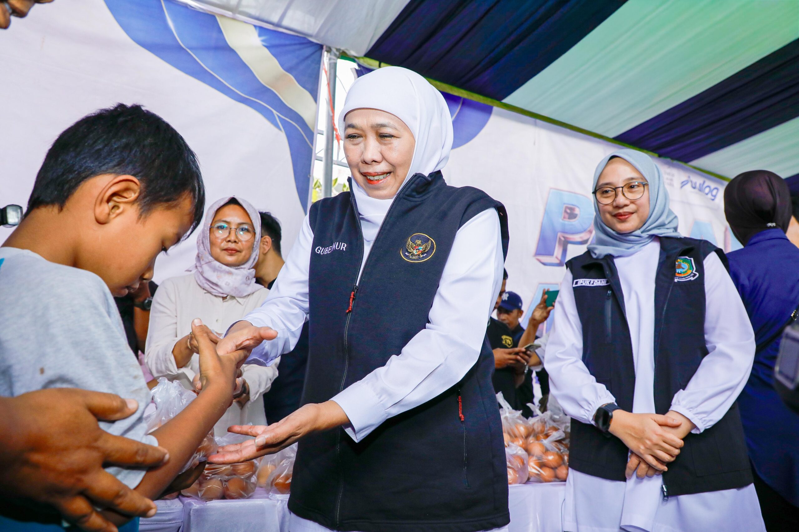 Gubernur Khofifah Indar Parawansa Stabilkan Harga Pangan Melalui Pasar Murah di Banyuwangi