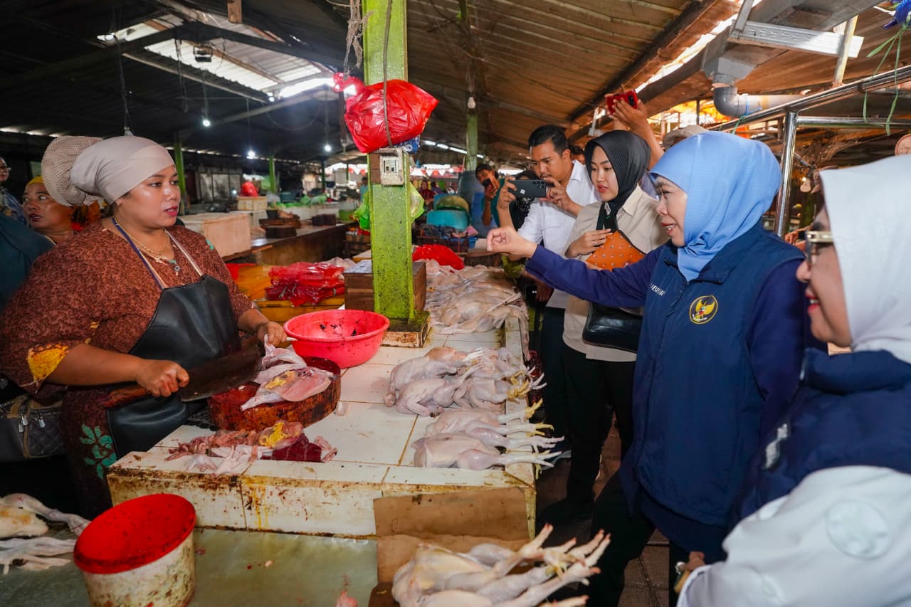 Gubernur Khofifah Temukan Kenaikan Harga Telur dan Ayam, Minta Koordinasi Cepat