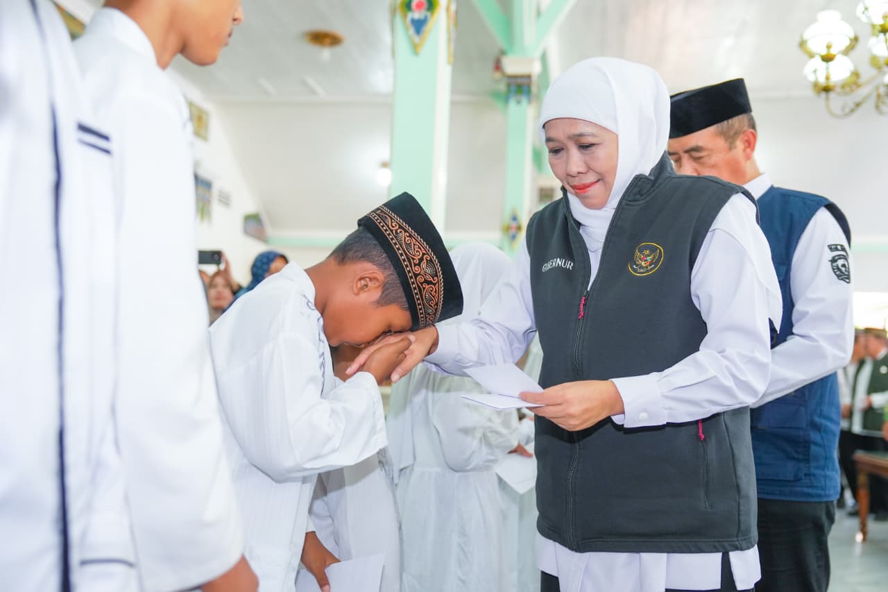 Gubernur Khofifah Bagikan Zakat Produktif dan Dukungan bagi Pilar Sosial
