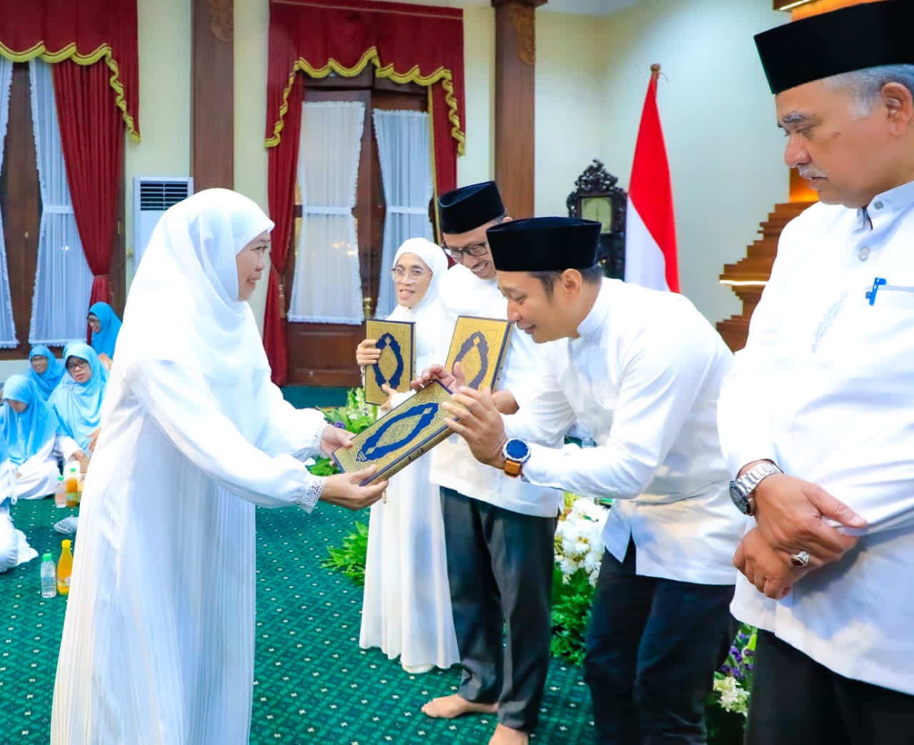 Gubernur Khofifah Bagikan Kurma dan Al-Qur’an Wakaf dalam Khotmil Qur’an Ramadhan