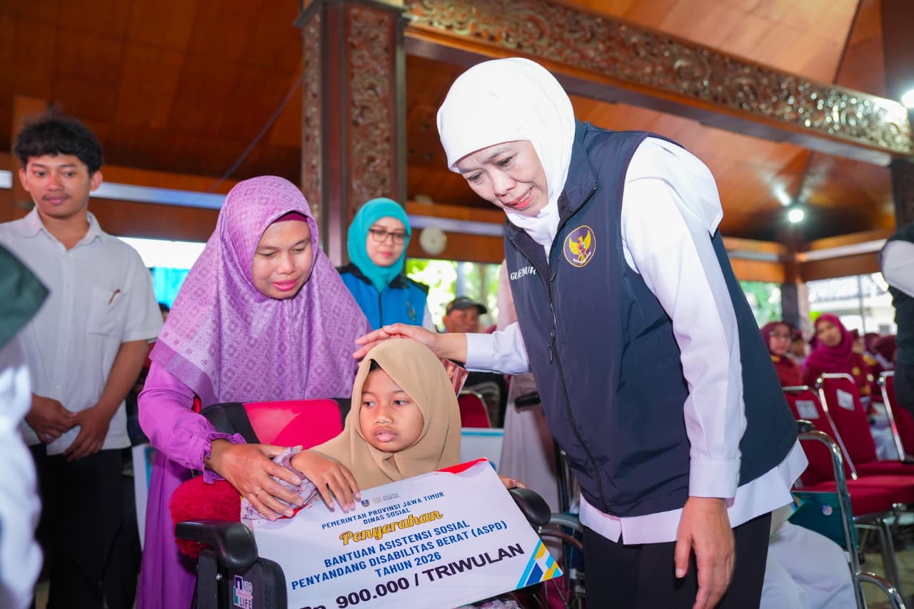 Gubernur Khofifah Salurkan Bantuan Infrastruktur dan Penguatan BUMDes di Gresik