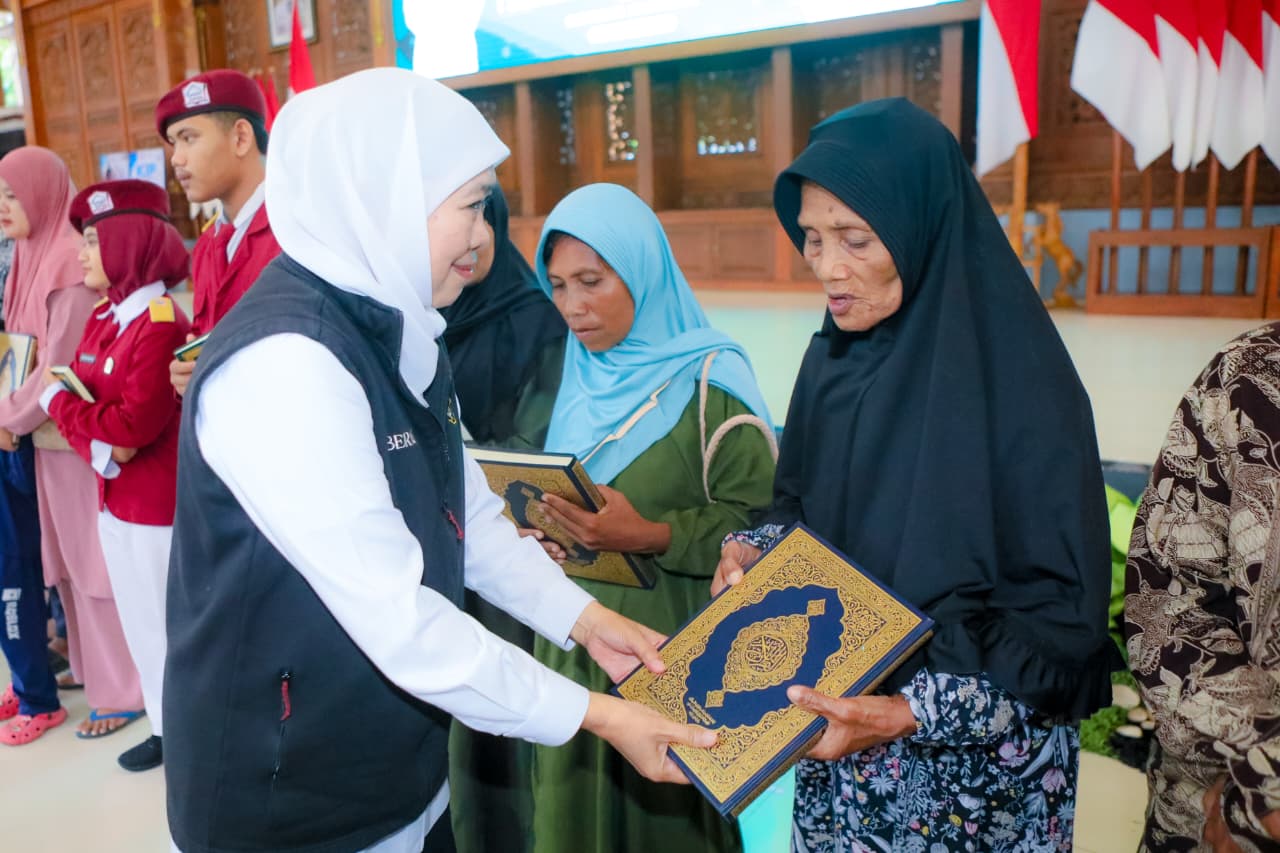 Gubernur Khofifah Serahkan Mushaf Madinah dari Raja Salman kepada Umat Islam di Jawa Timur
