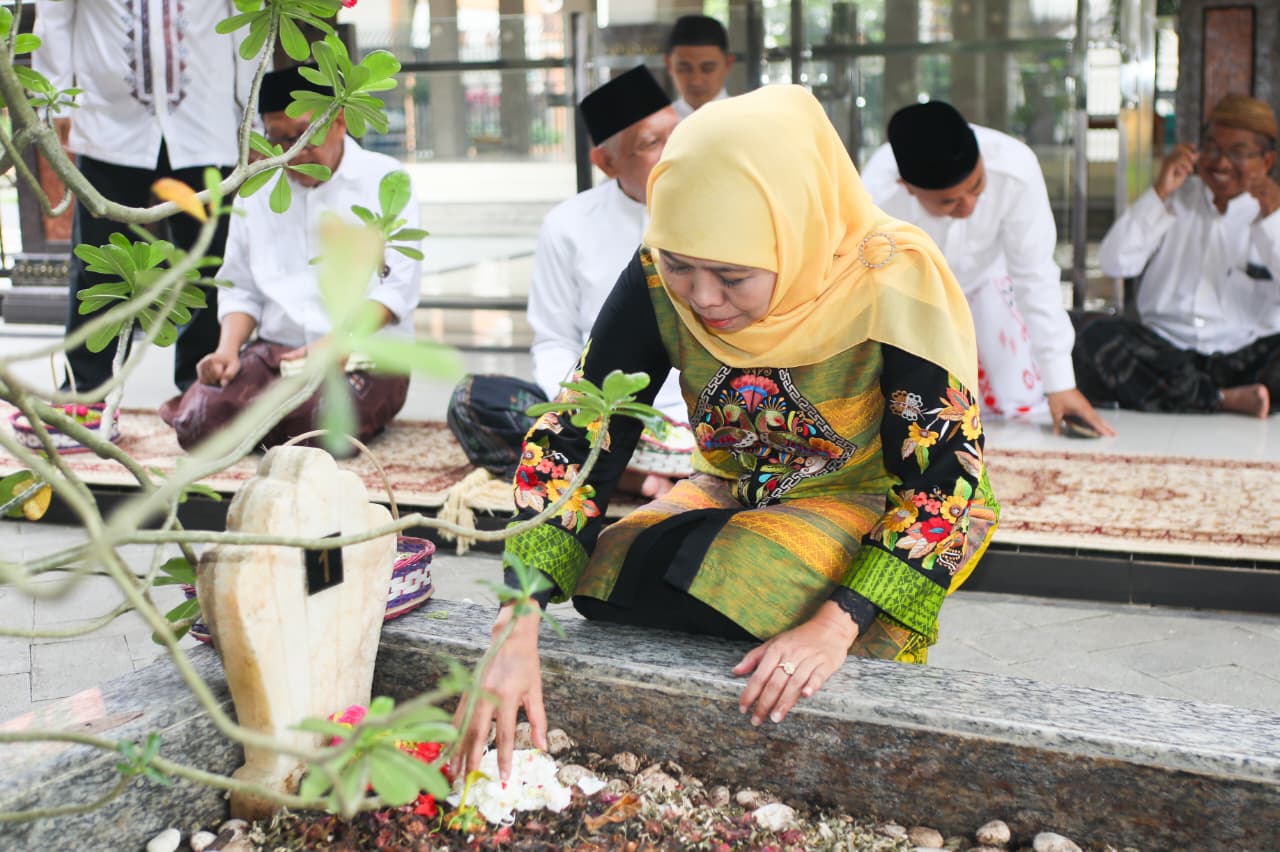 Gubernur Khofifah Perkuat Silaturahmi dengan Ulama Jombang, Sowan Jelang Idul Fitri Jadi Wasilah Ngalap Berkah