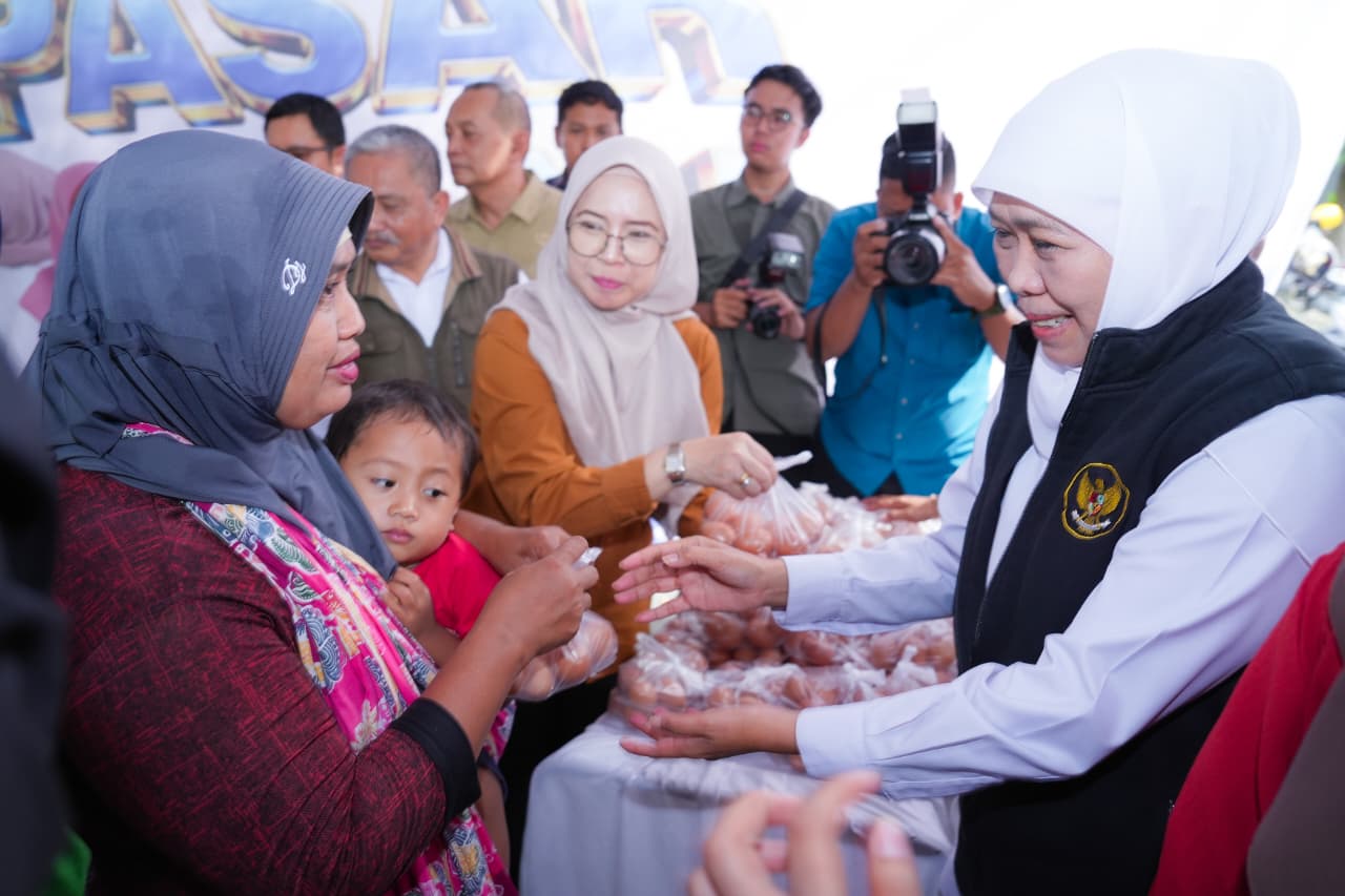 Gubernur Khofifah Ajak Masyarakat Kediri Manfaatkan Pasar Murah untuk Mengendalikan Inflasi