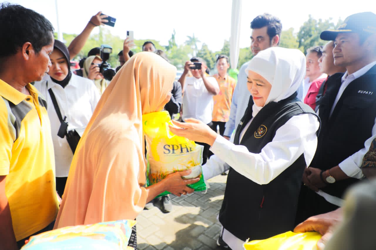 Gubernur Khofifah Indar Parawansa Gelar Pasar Murah, Warga Sukodadi Lamongan Berburu Sembako