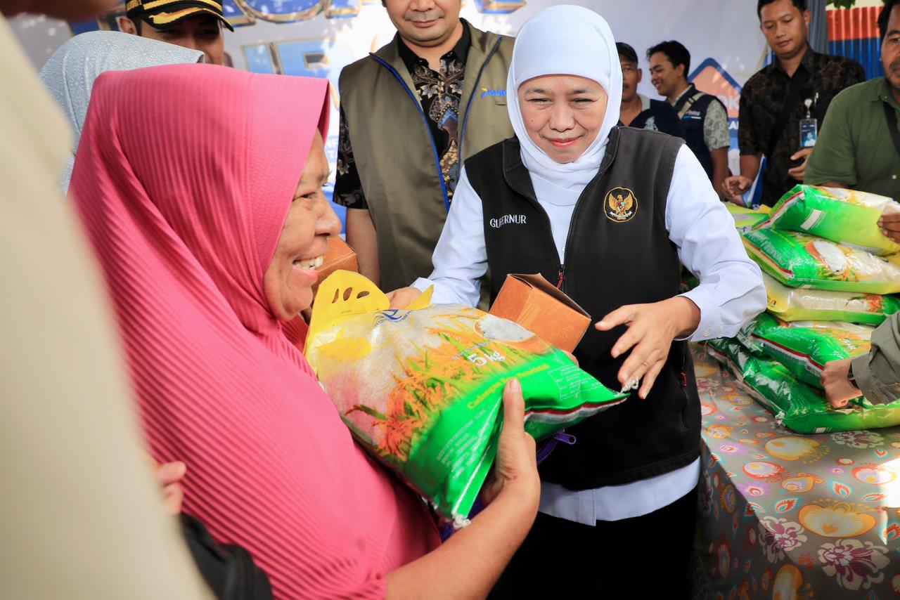 Khofifah Indar Parawansa Bagikan Beras dan Telur untuk Warga Saat Pasar Murah di Tuban