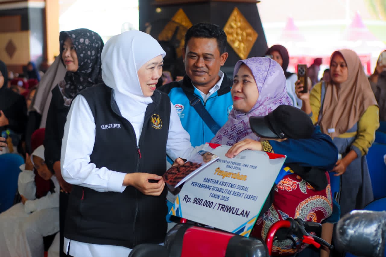 Khofifah Indar Parawansa Salurkan Bansos dan Modal Usaha untuk Perkuat Ekonomi Masyarakat Tuban