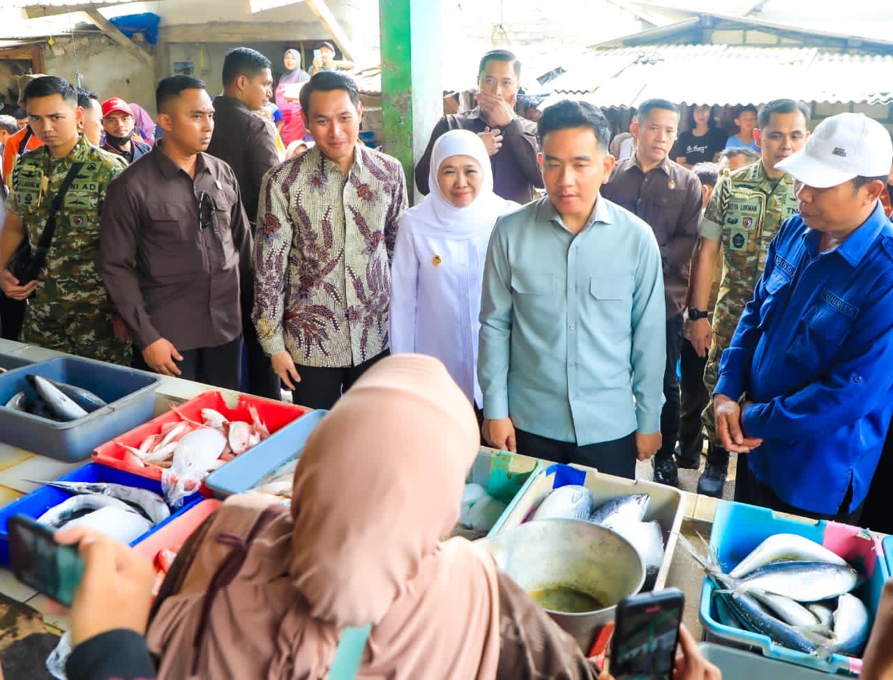 Gubernur Khofifah Indar Parawansa Dampingi Wapres Gibran Tinjau Pasar dan Dialog dengan Pedagang di Tuban