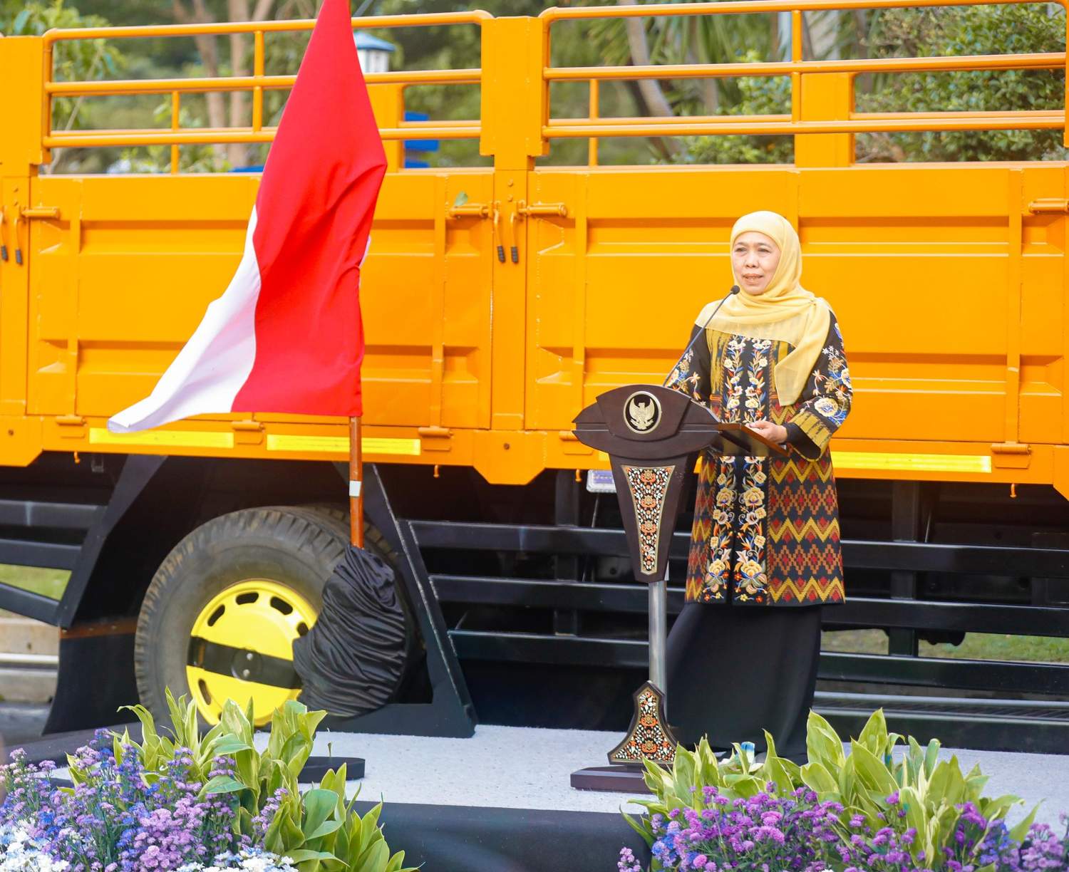 Gubernur Khofifah Bersama GSJT Serahkan Truk Normalisasi, Perkuat Tertib Lalu Lintas di Jatim