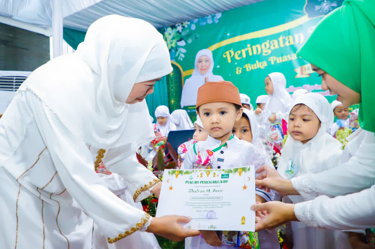 Khofifah Indar Parawansa Tutup Pesantren Ramadhan Anak PP Muslimat NU di Jakarta