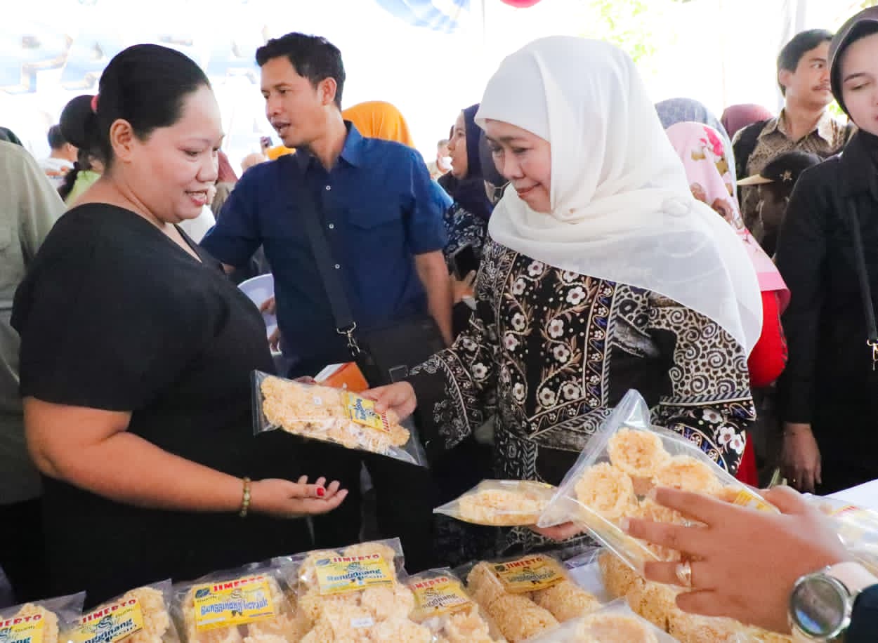 Gubernur Khofifah Indar Parawansa Hadirkan Bahan Pokok Murah untuk Masyarakat Pamekasan