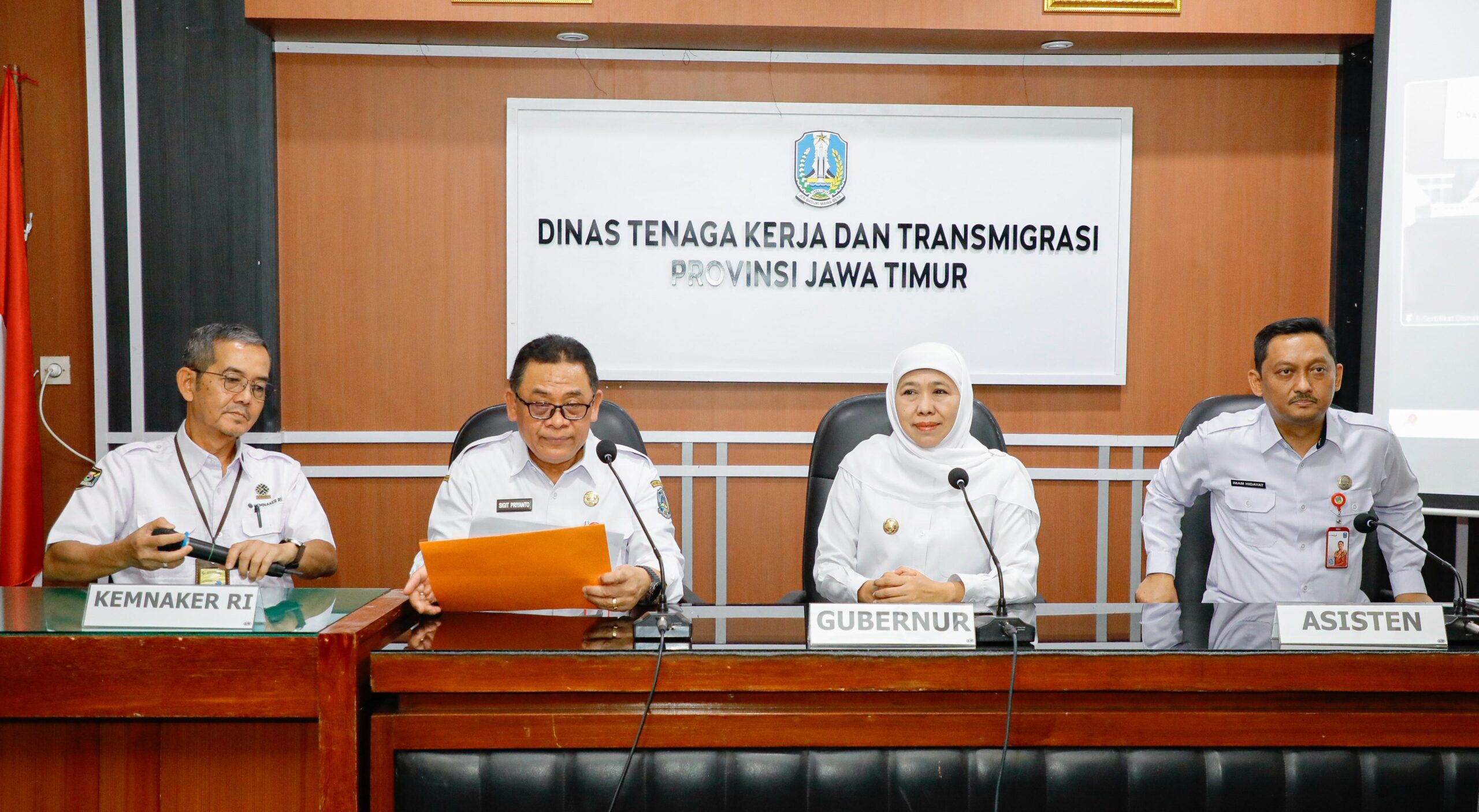 Gubernur Khofifah Pastikan 54 Posko THR Siap Layani Pekerja di Jawa Timur