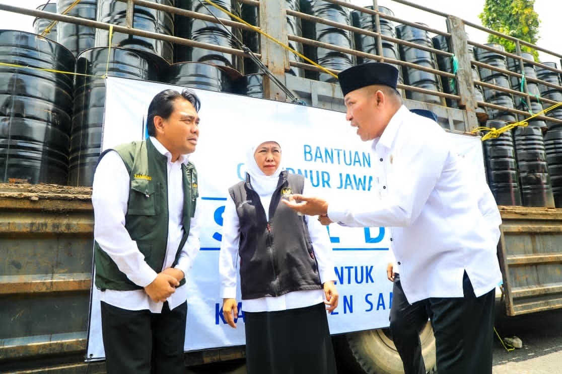 Gubernur Khofifah Pastikan Perbaikan Jalan Daerah Lebih Cepat Lewat Program Bantuan Aspal Drum