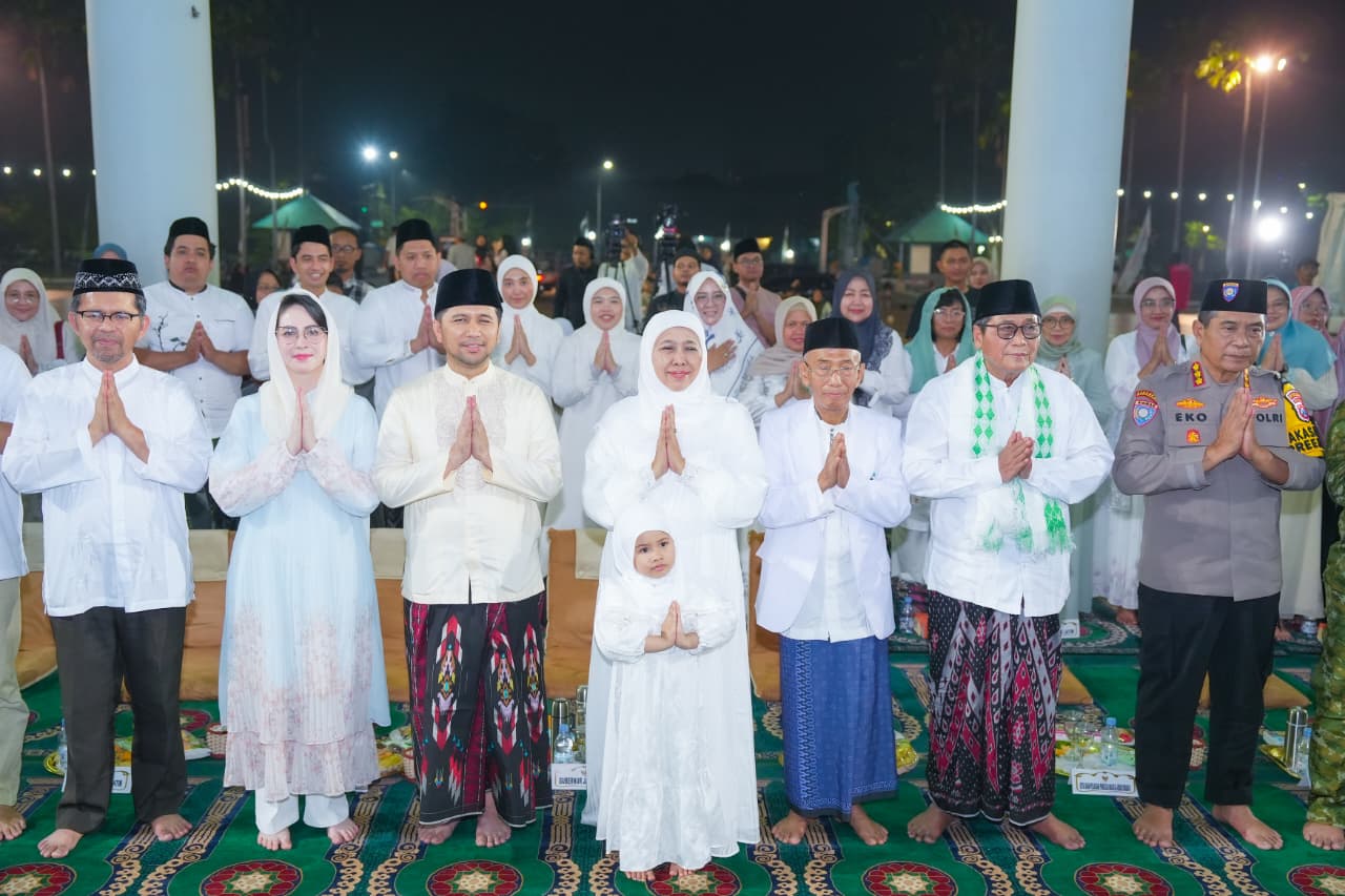 Gubernur Khofifah Pimpin Gema Takbir Bersama Ribuan Warga, Perkuat Kebersamaan Jelang Lebaran