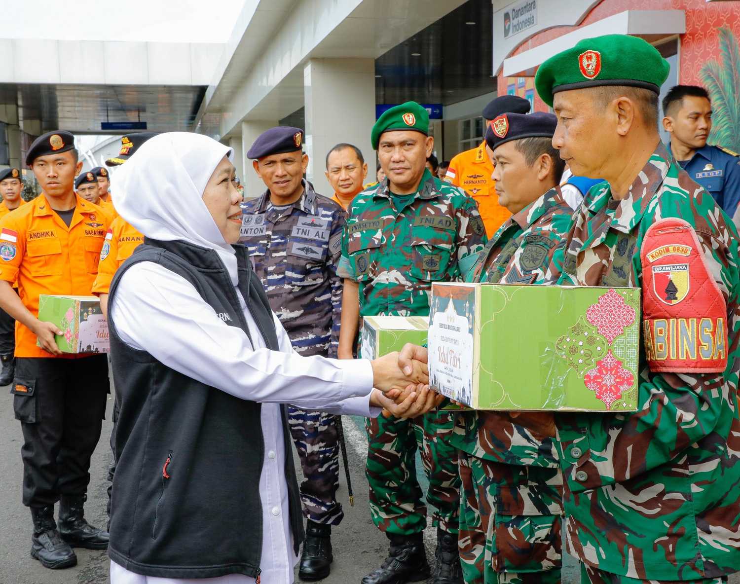 Gubernur Khofifah Terima Penghargaan Basarnas, Tegaskan Pentingnya Mitigasi Bencana Terintegrasi