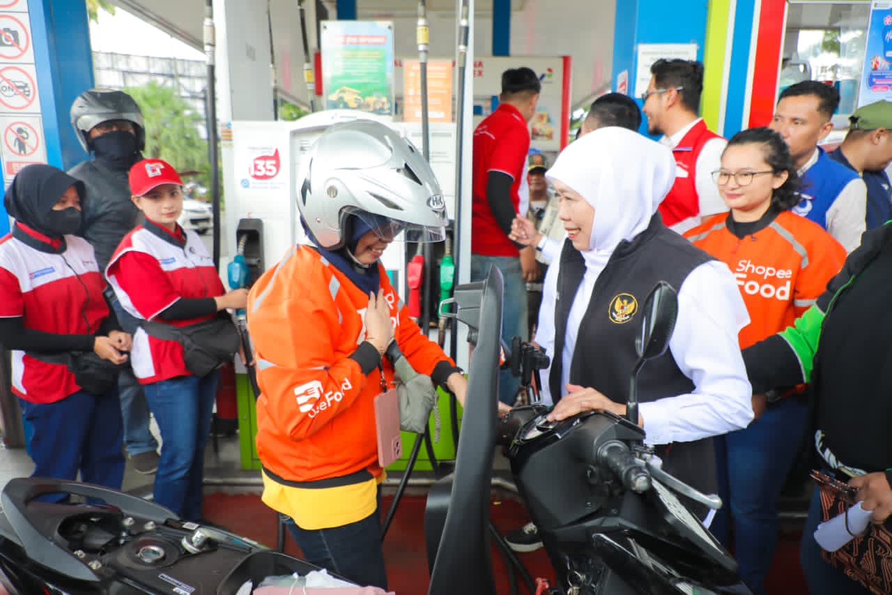 Gubernur Khofifah Apresiasi Kartini Masa Kini, Bagikan BBM Gratis untuk Ojol Perempuan