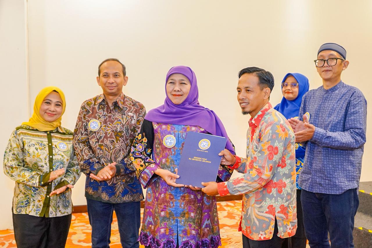 Gubernur Khofifah Tegaskan Peran Alumni Penting Perkuat Posisi UNAIR di Tingkat Nasional dan Global