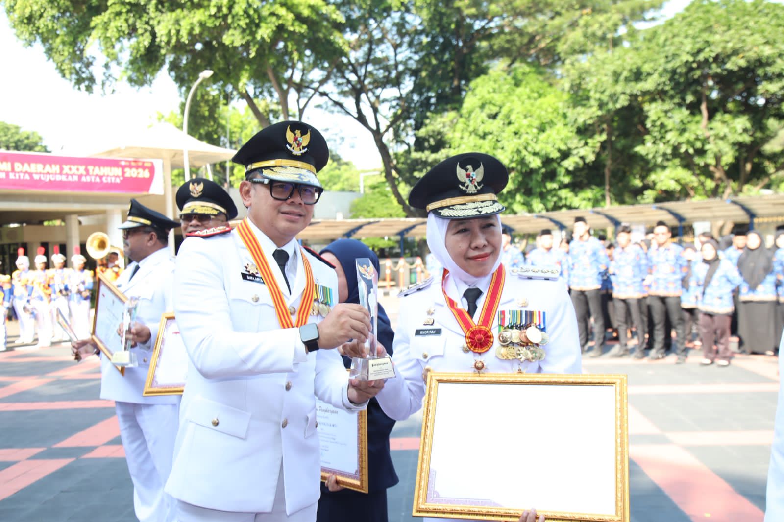 Gubernur Khofifah Terima Penghargaan Hari Otonomi Daerah, Kinerja Pemprov Jatim Diakui Nasional