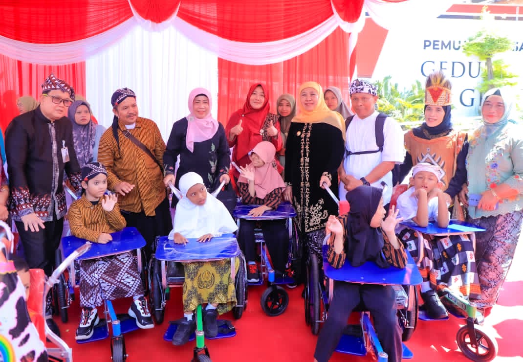 Gubernur Khofifah Tandai Hardiknas 2026 dengan Peluncuran Sekolah Berintegritas dan Penghargaan MURI
