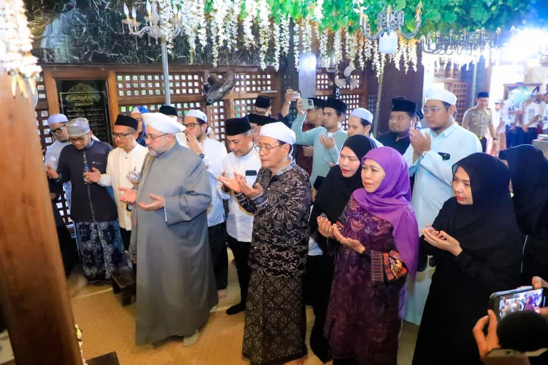 Bersama Sheikh Afeefuddin, Gubernur Khofifah Motivasi Ribuan Santri Genggong agar Jadi Generasi Berilmu, Berakhlak dan Cinta NKRI