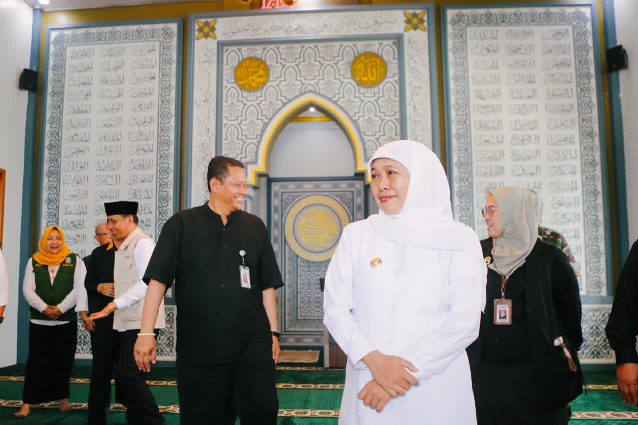 Disambut Ribuan Buruh SKT, Gubernur Khofifah Salurkan Bantuan DBHCHT dan Resmikan Masjid Nur Khofifah di MPS Dander Bojonegoro
