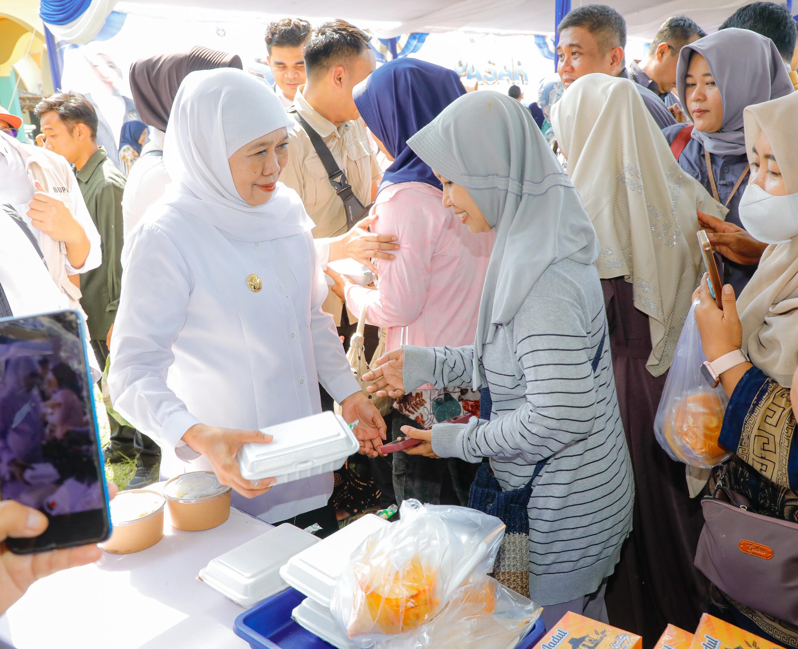 Pasar Murah Pemprov Jatim di Bojonegoro Diserbu Warga, Gubernur Khofifah Tegaskan Komitmen Kendalikan Inflasi dan Ketahanan Pangan