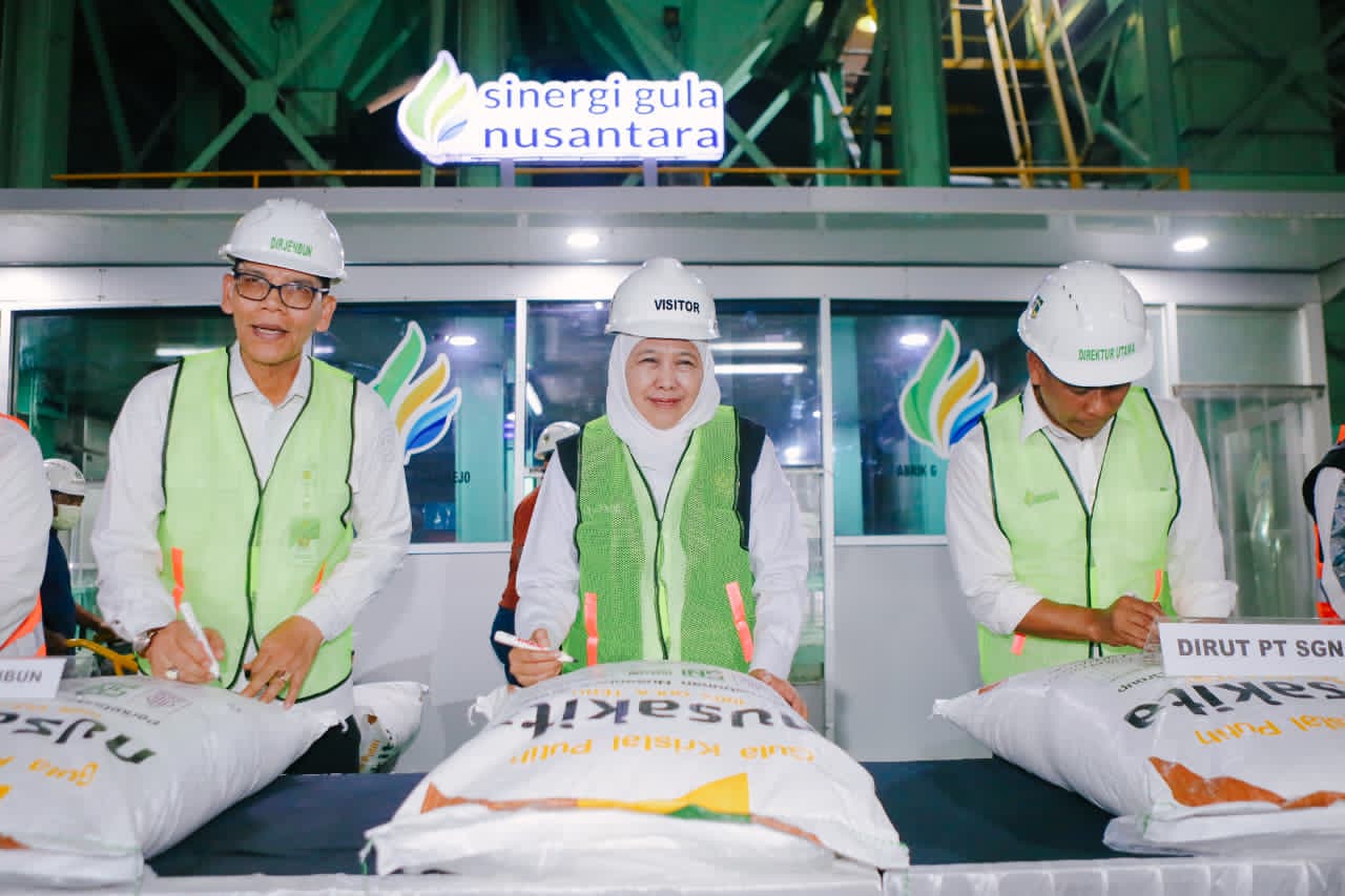 Tinjau Proses Giling di PG Ngadirejo, Gubernur Khofifah Sebut Jatim Jadi Penopang Utama Swasembada Gula Nasional