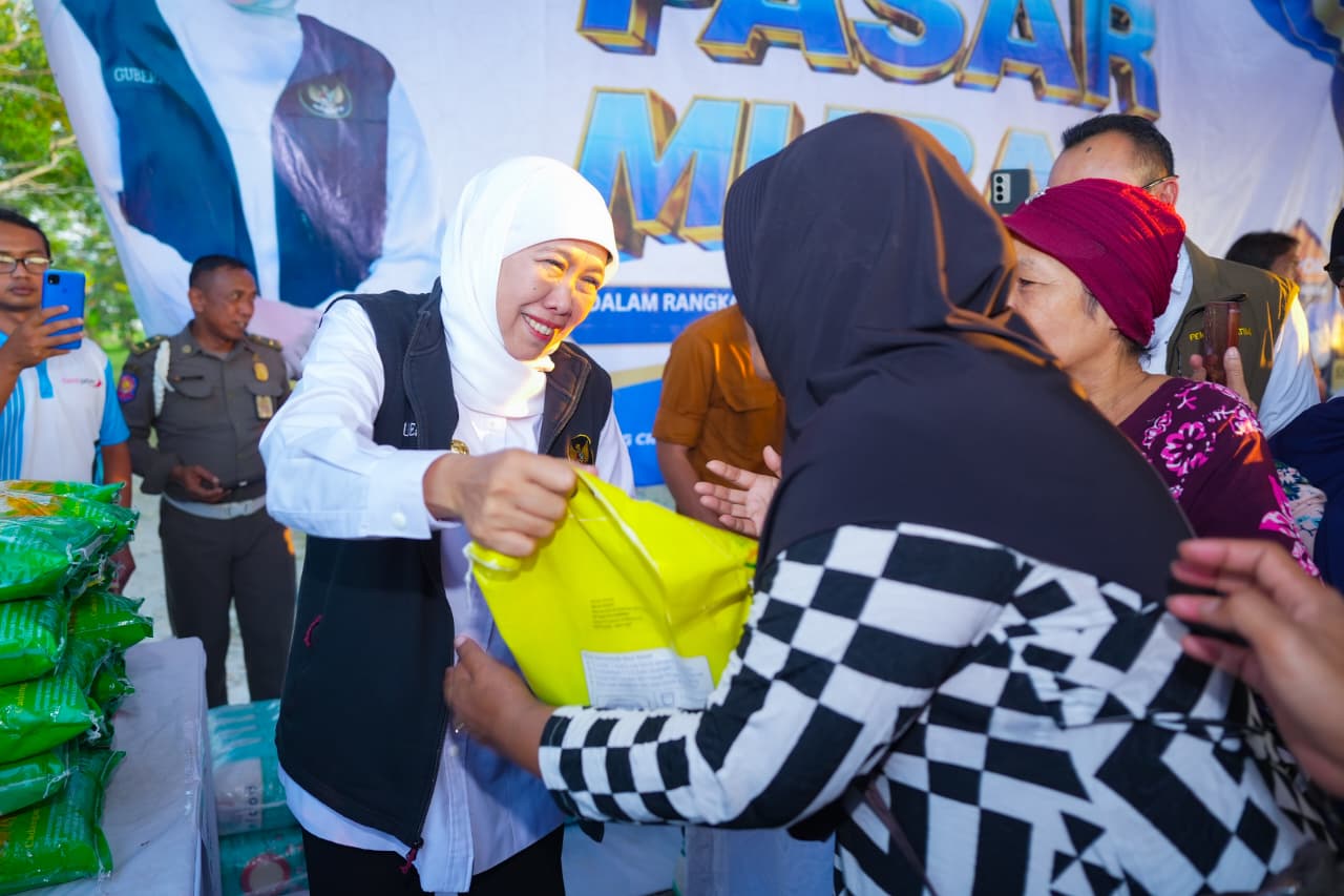 Gubernur Khofifah Pastikan Bahan Pokok Dijual di Bawah Harga Pasar Melalui Pasar Murah di Ngawi