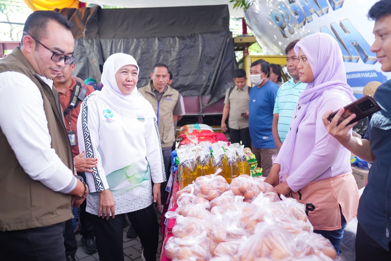 Gubernur Khofifah Pastikan Ketersediaan dan Keterjangkauan Bahan Pokok Melalui Pasar Murah di Surabaya