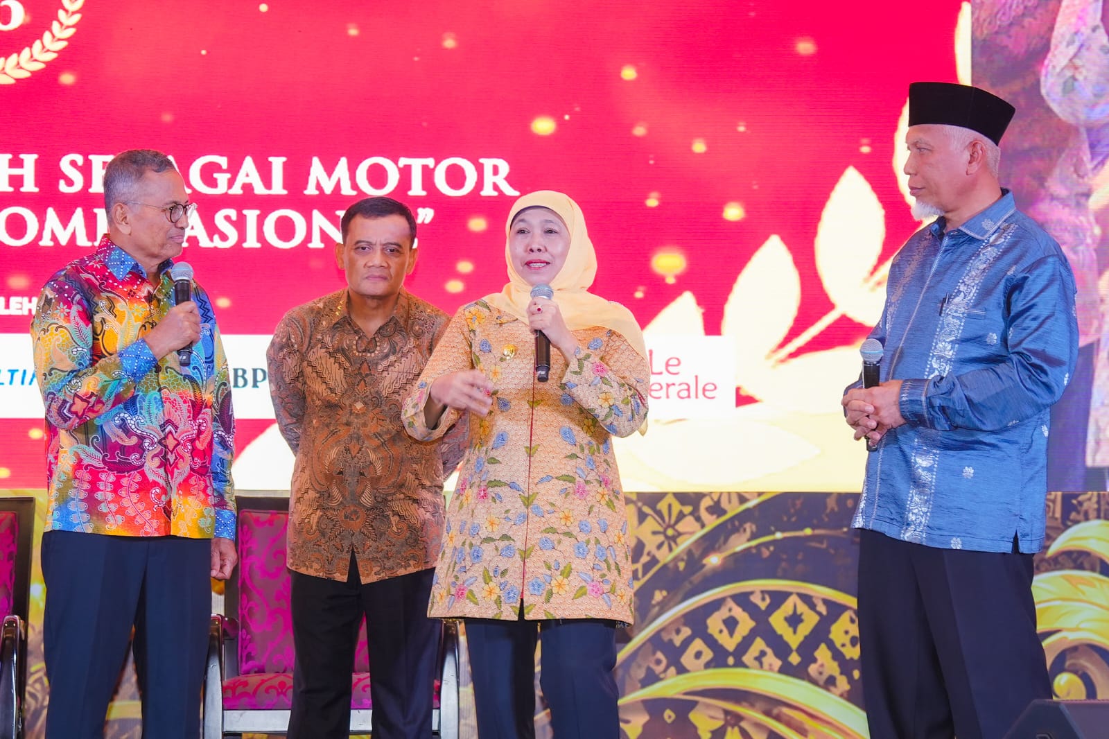 Sukses Jaga Pertumbuhan Ekonomi dan Posisi Lumbung Pangan Nasional, Gubernur Khofifah Terima Dua Penghargaan Disway Awards 2026