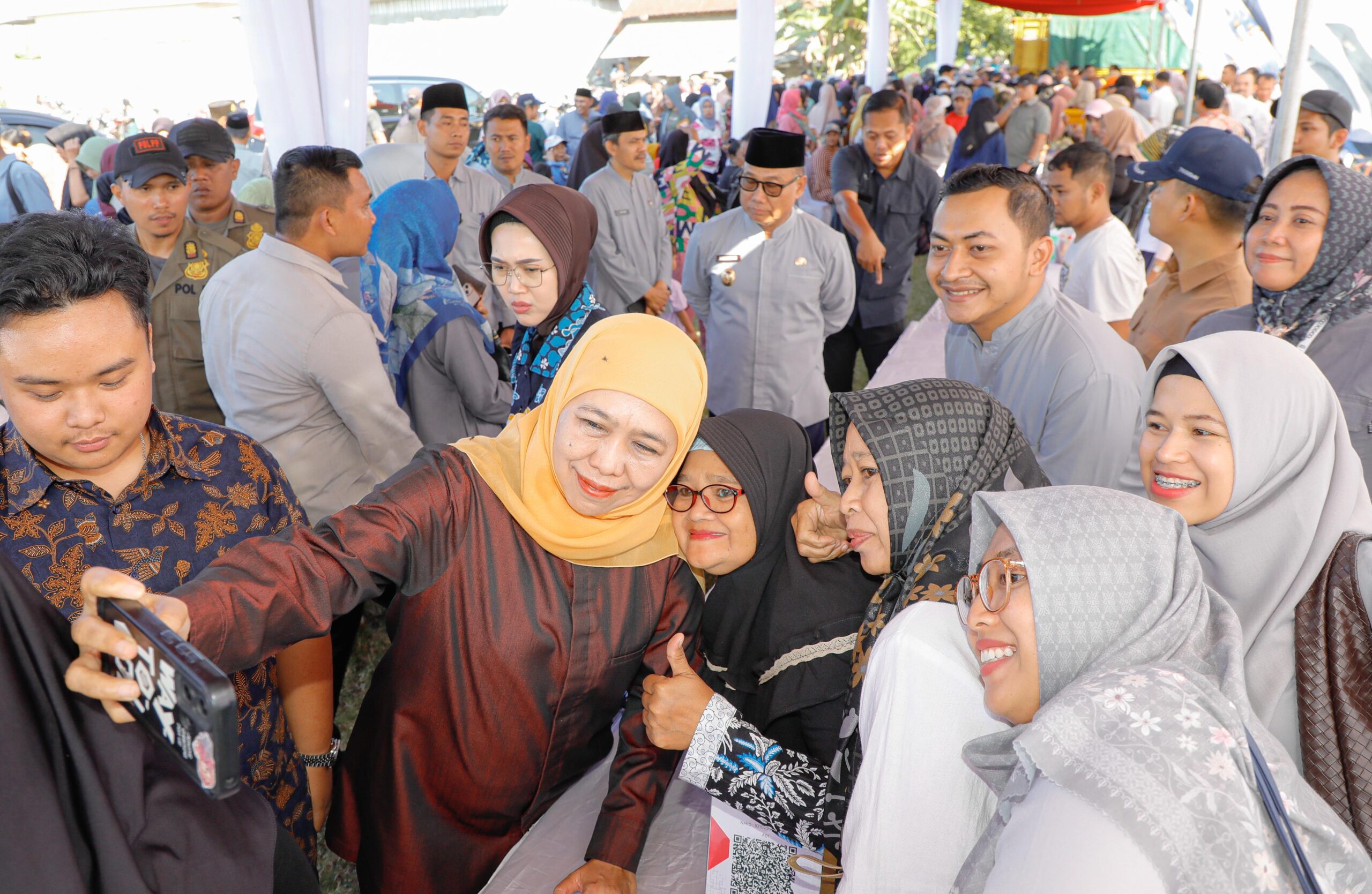 Gubernur Khofifah Pastikan Pasar Murah Memberikan Manfaat Ganda, Jaga Daya Beli Masyarakat Sekaligus Perkuat UMKM Lokal
