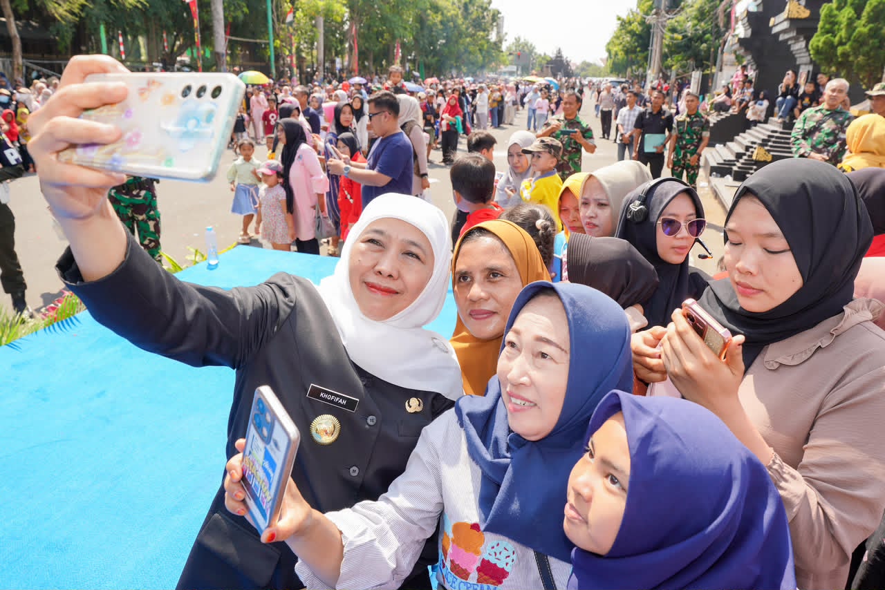 Gubernur Khofifah Sebut Karnaval Budaya Bakti TNI Untuk Negeri Jadi Wadah Mempererat Kebersamaan dan Melestarikan Kearifan Lokal