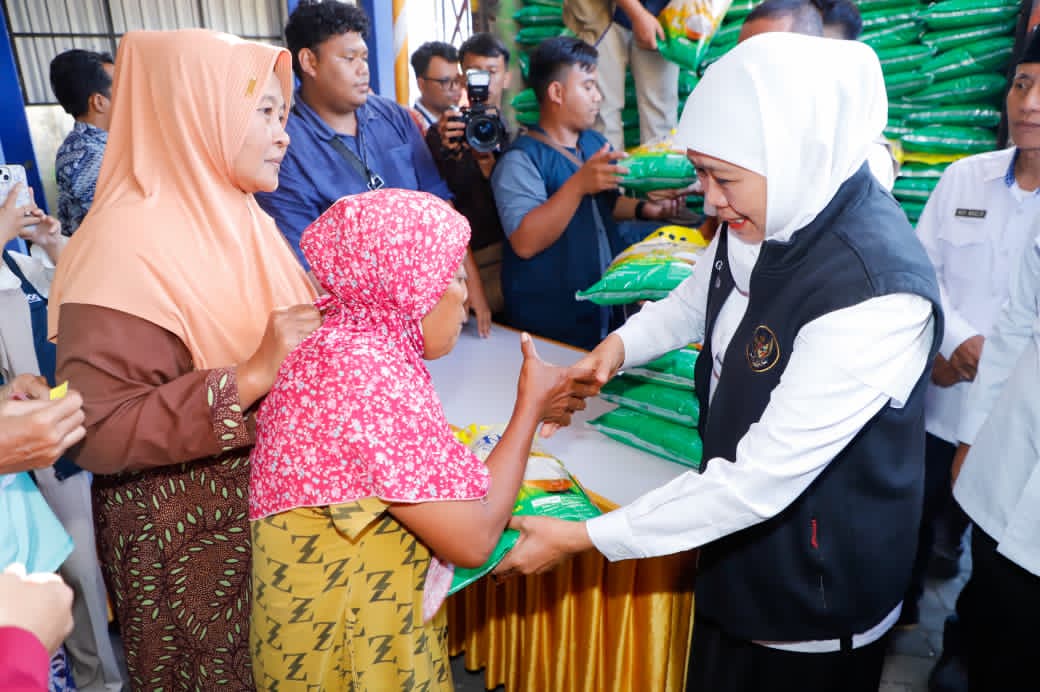 Gubernur Khofifah Gelar Pasar Murah di Sampang, Borong Produk UMKM dan Bagikan kepada Masyarakat